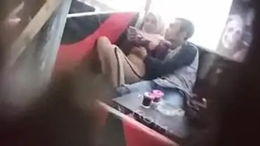 Enak Susunya Si Jilbab Di Cafe