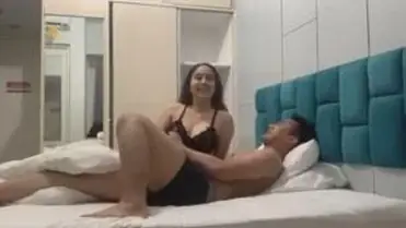 Wanita Cantik Pasrah Digenjot Pemuda Brondong